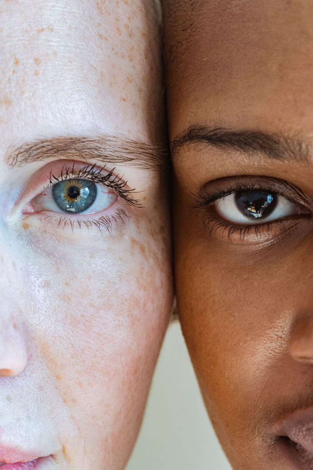 Dos mujeres mejilla con mejilla, primer plano de la piel